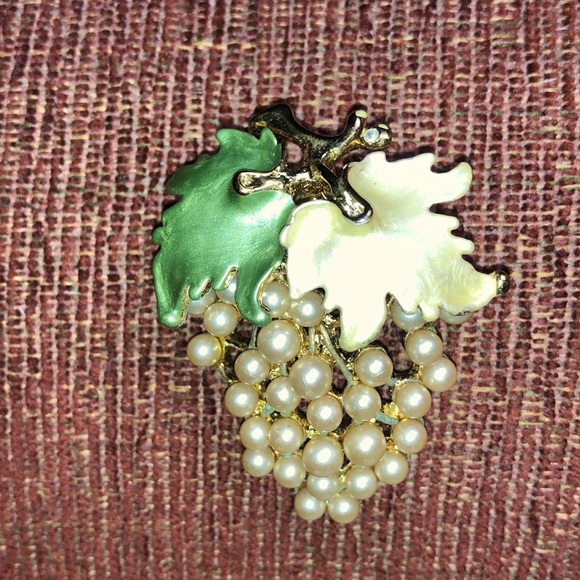 Vintage Enamel and fake pearl grape brooch - Picture 2 of 4